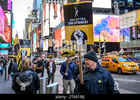 New York, États-Unis. , . SAG-AFTRA (Screen Actors Guild et American Federation of Television and radio Artists) les membres de la grève marchent sur une ligne de piquetage devant le bureau de Paramount à Times Square. La grève a commencé le 14 juillet et le syndicat des acteurs et les studios et streamers hollywoodiens poursuivent les négociations. Crédit : Enrique Shore/Alamy Live News Banque D'Images