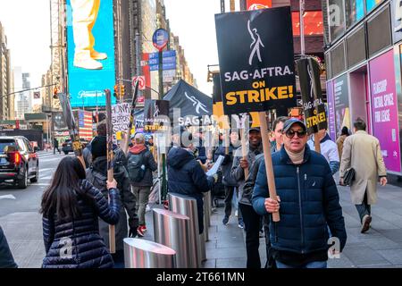 New York, États-Unis. , . SAG-AFTRA (Screen Actors Guild et American Federation of Television and radio Artists) les membres de la grève marchent sur une ligne de piquetage devant le bureau de Paramount à Times Square. La grève a commencé le 14 juillet et le syndicat des acteurs et les studios et streamers hollywoodiens poursuivent les négociations. Crédit : Enrique Shore/Alamy Live News Banque D'Images