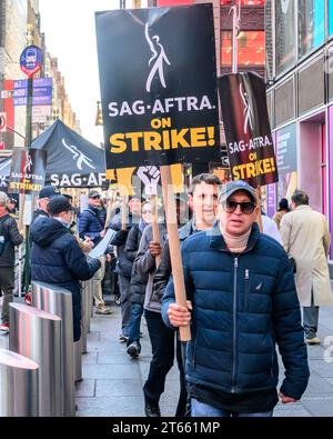 New York, États-Unis. , . SAG-AFTRA (Screen Actors Guild et American Federation of Television and radio Artists) les membres de la grève marchent sur une ligne de piquetage devant le bureau de Paramount à Times Square. La grève a commencé le 14 juillet et le syndicat des acteurs et les studios et streamers hollywoodiens poursuivent les négociations. Crédit : Enrique Shore/Alamy Live News Banque D'Images