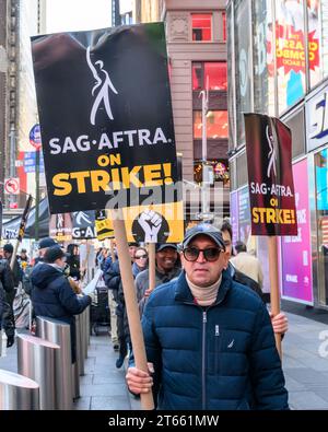 New York, États-Unis. , . SAG-AFTRA (Screen Actors Guild et American Federation of Television and radio Artists) les membres de la grève marchent sur une ligne de piquetage devant le bureau de Paramount à Times Square. La grève a commencé le 14 juillet et le syndicat des acteurs et les studios et streamers hollywoodiens poursuivent les négociations. Crédit : Enrique Shore/Alamy Live News Banque D'Images