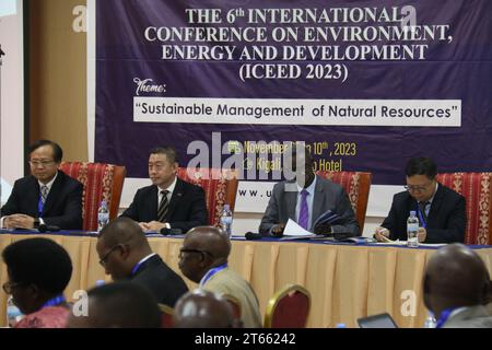 Kigali, Rwanda. 8 novembre 2023. La sixième Conférence internationale sur l'environnement, l'énergie et le développement se tient à Kigali, Rwanda, le 8 novembre 2023. L’impact croissant du changement climatique nécessite une coopération pour assurer une gestion durable des ressources naturelles, ont déclaré mercredi des universitaires et des experts chinois et rwandais lors du forum international sur l’environnement. Crédit : Huang Wanqing/Xinhua/Alamy Live News Banque D'Images