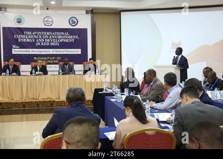 Kigali, Rwanda. 8 novembre 2023. La sixième Conférence internationale sur l'environnement, l'énergie et le développement se tient à Kigali, Rwanda, le 8 novembre 2023. L’impact croissant du changement climatique nécessite une coopération pour assurer une gestion durable des ressources naturelles, ont déclaré mercredi des universitaires et des experts chinois et rwandais lors du forum international sur l’environnement. Crédit : Huang Wanqing/Xinhua/Alamy Live News Banque D'Images