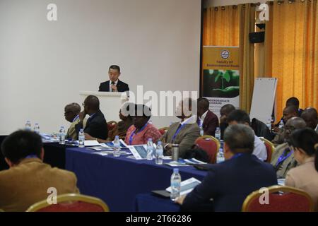 Kigali, Rwanda. 8 novembre 2023. L'ambassadeur de Chine au Rwanda Wang Xuekun (arrière) prononce un discours à la sixième Conférence internationale sur l'environnement, l'énergie et le développement à Kigali, Rwanda, le 8 novembre 2023. L’impact croissant du changement climatique nécessite une coopération pour assurer une gestion durable des ressources naturelles, ont déclaré mercredi des universitaires et des experts chinois et rwandais lors du forum international sur l’environnement. Crédit : Huang Wanqing/Xinhua/Alamy Live News Banque D'Images