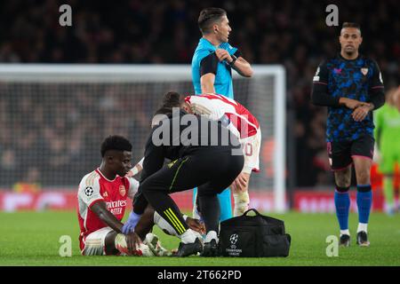 Emirates Stadium, Londres, Royaume-Uni. 8 novembre 2023. Ligue des Champions football, phase de groupes, Arsenal contre Séville ; Bukayo Saka d'Arsenal reçoit un traitement médical après une blessure crédit : action plus Sports/Alamy Live News Banque D'Images