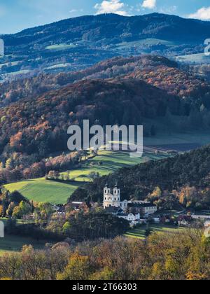 Belle vue d'automne de Peilstein montagne sur les collines et la nature autour, Autriche Banque D'Images