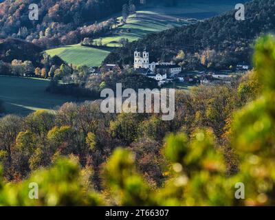 Belle vue d'automne de Peilstein montagne sur les collines et la nature autour, Autriche Banque D'Images