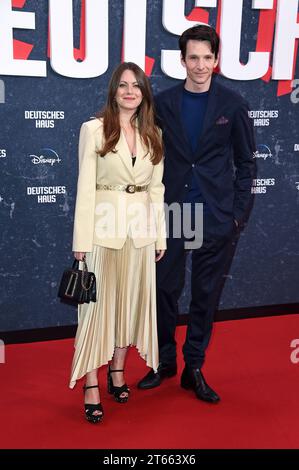 Alice Dwyer mit Ehemann Sabin Tambrea - Weltpremiere von DEUTSCHES HAUS - Original Serie für Disney im Zoo Palast à Berlin am 08.11.2023 *** Alice Dwyer avec son mari Sabin Tambrea première mondiale de DEUTSCHES HAUS série originale pour Disney au Zoo Palast à Berlin sur 08 11 2023 crédit: Imago/Alamy Live News Banque D'Images