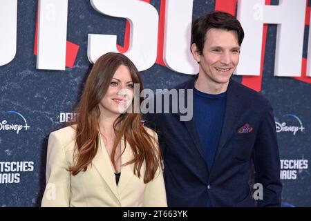 Alice Dwyer mit Ehemann Sabin Tambrea - Weltpremiere von DEUTSCHES HAUS - Original Serie für Disney im Zoo Palast à Berlin am 08.11.2023 *** Alice Dwyer avec son mari Sabin Tambrea première mondiale de DEUTSCHES HAUS série originale pour Disney au Zoo Palast à Berlin sur 08 11 2023 crédit: Imago/Alamy Live News Banque D'Images