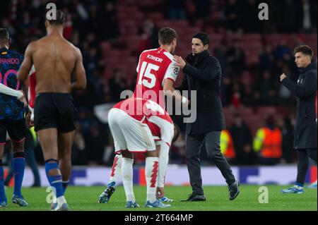 Emirates Stadium, Londres, Royaume-Uni. 8 novembre 2023. Ligue des Champions football, phase de groupes, Arsenal contre Séville ; Mikel Arteta Manager d'Arsenal félicite Jakub Kiwior d'Arsenal Credit : action plus Sports/Alamy Live News Banque D'Images