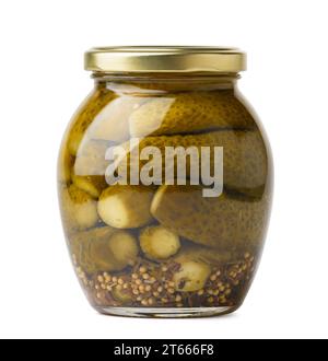 Concombres en conserve dans un bocal en verre fermé, isolé sur un fond blanc, gros plan. Cornichons marinés. Banque D'Images