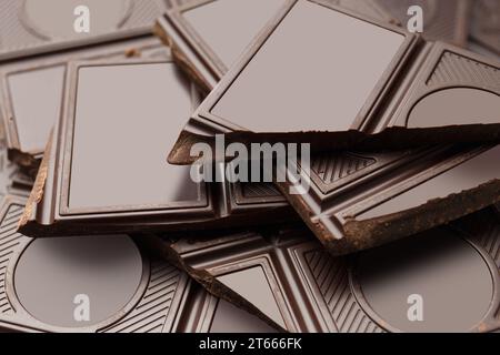 Gros plan de tranches de chocolat noir. Morceaux de macro shot chocolat noir. Fond de chocolat. Gros plan de chocolat cassé. Banque D'Images