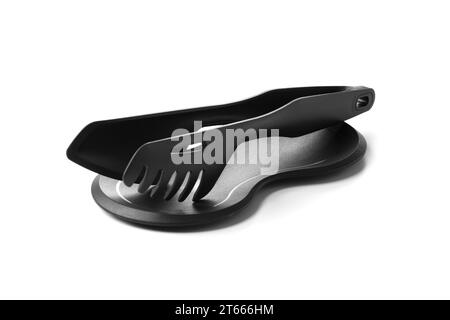 Pinces de cuisine noires démontables avec support éco-plastique. Ustensiles de cuisine pratiques pour préparer et servir des plats. Articles ménagers ergonomiques Banque D'Images