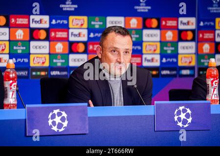 Eindhoven, pays-Bas. 08 novembre 2023. EINDHOVEN, PAYS-BAS - 8 NOVEMBRE : l'entraîneur principal Franck Haise du RC Lens se penche sur la conférence de presse après le match de l'UEFA Champions League Group B entre le PSV et le RC Lens au Philips Stadion le 8 novembre 2023 à Eindhoven, pays-Bas. (Photo de Joris Verwijst/Orange Pictures) crédit : Orange pics BV/Alamy Live News Banque D'Images