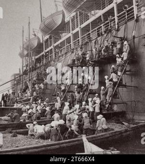 Charbon du Pacific Mail S.S. Siberia à la station navale fortifiée de Nagasaki, Japon, vers 1904 Banque D'Images