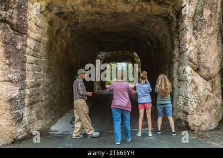 Les touristes prenant des photos des bustes de granit de George Washington, Thomas Jefferson, Theodore Teddy Roosevelt et Abraham Lincoln à Mt. Rushmore Banque D'Images