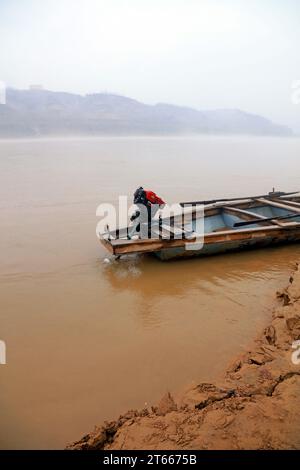 Ferry diesel sur la rive du fleuve jaune Banque D'Images