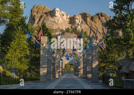 Bustes en granit sculptés de George Washington, Thomas Jefferson, Theodore Teddy Roosevelt et Abraham Lincoln au-dessus de l'Avenue of Flags à Mt. Rushmore Banque D'Images