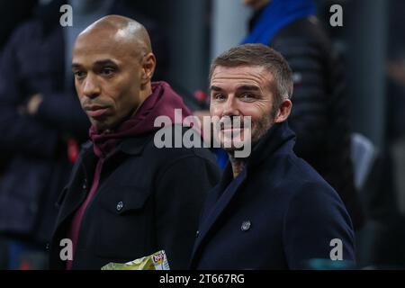 Milan, Italie. 07 novembre 2023. Ancienne Angleterre, Manchester United, LA Galaxy, et le joueur du PSG et actuel président et copropriétaire de l'Inter Miami David Beckham (à droite) regarde Thierry Henry (à gauche) lors de la phase de groupes de l'UEFA Champions League 2023/24 - match de football du groupe F entre l'AC Milan et le Paris Saint-Germain FC au stade San Siro, Milan, Italie, le 07 novembre 2023 crédit : Agence photo indépendante/Alamy Live News Banque D'Images