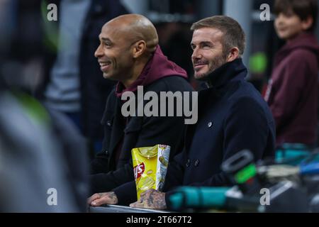 Milan, Italie. 07 novembre 2023. Ancien joueur d'Angleterre, Manchester United, LA Galaxy et du PSG et actuel président et copropriétaire de l'Inter Miami David Beckham souriant lors de la phase de groupes de l'UEFA Champions League 2023/24 - match de football du groupe F entre l'AC Milan et le Paris Saint-Germain FC au stade San Siro de Milan, Italie, le 07 novembre 2023 crédit : Agence photo indépendante/Alamy Live News Banque D'Images