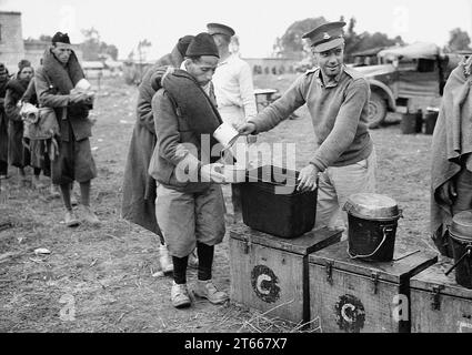 Prisonniers de guerre italiens nourris après leur désentraînement à la gare de Wadi al-Sarar, Palestine mandataire, collection de photographies G. Eric et Edith Matson, 21 décembre 1940 Banque D'Images