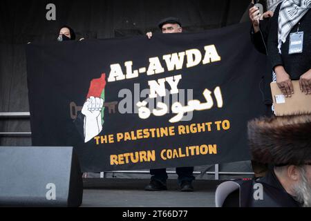 4 novembre 2023, Washington, District de Columbia, États-Unis : signe pour al-AWDA retenu alors que Lamis Deek, un avocat palestino-américain et avocat d'Al-Awda, parle au rassemblement pro-palestinien à Freedom Plaza à Washington, DC, le 4 novembre 2023. Le discours passionné de Deek résonne avec les participants, soulignant la mission d'Al-Awda pour le droit au retour et à la libération de la Palestine. Sa présence sur scène, avec la bannière « LE PEUPLE EXIGE Un CESSEZ-LE-FEU » bien en vue, s'aligne sur les appels généralisés à une action immédiate dans le conflit de Gaza et à l'opposition au président Biden Banque D'Images