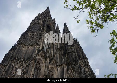 Cathédrale de Cologne sous un ciel nuageux expansif. Banque D'Images