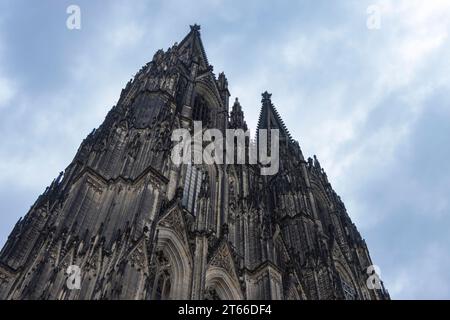 Cathédrale de Cologne sous un ciel nuageux expansif. Banque D'Images
