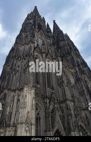 Cathédrale de Cologne sous un ciel nuageux expansif. Banque D'Images