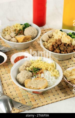 Bakso Mie Ayam, divers nouilles au poulet et boulettes de viande, cuisine populaire indonésienne de rue Banque D'Images