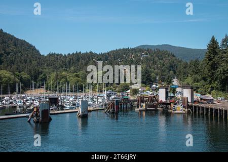 Une vue sur Snug Cove public Dock en journée ensoleillée. Snug Cove est une communauté située sur la côte est de Bowen Island, en Colombie-Britannique, en face de Horseshoe Bay Banque D'Images