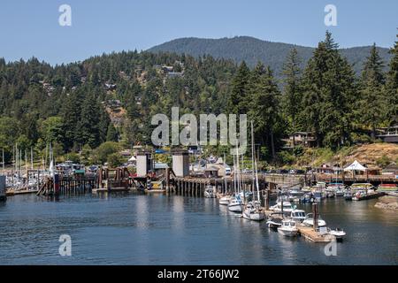 Une vue sur Snug Cove public Dock en journée ensoleillée. Snug Cove est une communauté située sur la côte est de Bowen Island, en Colombie-Britannique, en face de Horseshoe Bay Banque D'Images