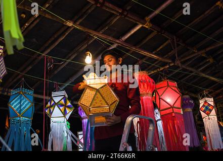 Mumbai, Inde. 08 novembre 2023. Un commerçant organise des lanternes conservées à vendre avant le festival hindou des lumières, Diwali à Mumbai. Le festival de Diwali est célébré par les hindous où ils achètent des lanternes avant le festival, nettoient leur maison, préparent des bonbons et des collations, font des rangoli (forme d'art traditionnel indien où divers dessins sont faits sur le sol) et éclairent leurs maisons avec des lampes en terre marquant la victoire de la lumière sur l'obscurité. (Photo Ashish Vaishnav/SOPA Images/Sipa USA) crédit : SIPA USA/Alamy Live News Banque D'Images