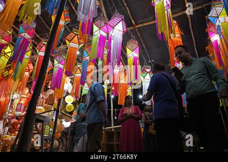 Mumbai, Inde. 08 novembre 2023. Les gens achètent des lanternes avant le festival hindou des lumières, Diwali à Mumbai. Le festival de Diwali est célébré par les hindous où ils achètent des lanternes avant le festival, nettoient leur maison, préparent des bonbons et des collations, font des rangoli (forme d'art traditionnel indien où divers dessins sont faits sur le sol) et éclairent leurs maisons avec des lampes en terre marquant la victoire de la lumière sur l'obscurité. Crédit : SOPA Images Limited/Alamy Live News Banque D'Images