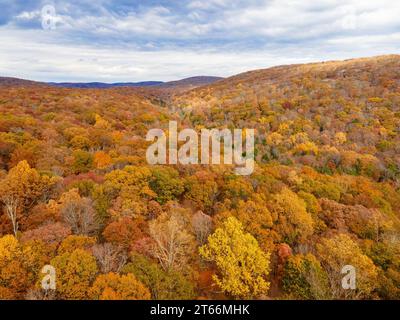 Vue aérienne panoramique du feuillage de la vallée de l'Hudson dans le nord de l'État de New York Banque D'Images