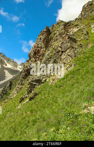 Vue panoramique sur les montagnes du Caucase. Près du village d'Arkhyz. Karachay - Tcherkessia, Russie Banque D'Images