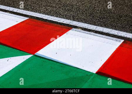 Suzuka Grand Prix circuit, 9 novembre 2023 : le trottoir du virage 1 lors du Grand Prix de Formule 1 du Japon 2023. Banque D'Images