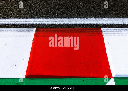 Suzuka Grand Prix circuit, 9 novembre 2023 : le trottoir du virage 1 lors du Grand Prix de Formule 1 du Japon 2023. Banque D'Images