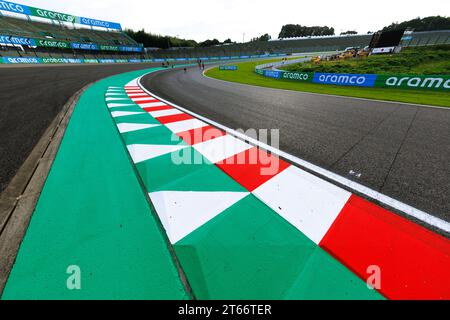 Suzuka Grand Prix circuit, 9 novembre 2023 : le trottoir du virage 1 lors du Grand Prix de Formule 1 du Japon 2023. Banque D'Images