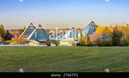 Paysage d'Edmonton avec les pyramides de verre du Muttart Conservatory à l'automne Banque D'Images
