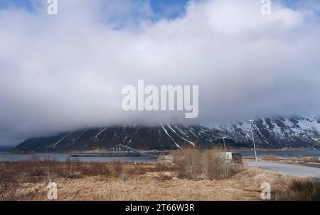 Paysage mystique nuages bas suspendus couvraient les sommets des montagnes, îles Lofoten, Norvège, vue à faible angle, montagne dans la brume, vue à faible angle Banque D'Images