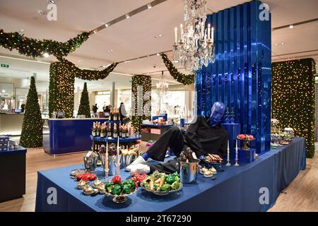 L'équipe de Samaritaine dévoile la décoration de Noël à Paris le 8 novembre 2023. Depuis 1869, la Samaritaine, avec sa façade Art Nouveau aux lettres audacieuses qui surplombe la Seine et le pont neuf, était un élément fiable dans le paysage urbain. Mais en raison de préoccupations majeures en matière de sécurité des bâtiments et de certaines décisions commerciales douteuses, le magasin du XIXe siècle si cher à de nombreux Parisiens a fermé ses portes en 2005. Quinze ans après sa fermeture, la Samaritaine rouvre en juin 2021 après une refonte complète. Les deux bâtiments qui composent le site abritent un grand magasin du même nom, Banque D'Images