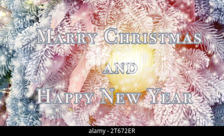 Joyeux Noël motif mots de bonne année. Boule de jouet du nouvel an sur la branche d'arbre de Noël avec de la neige et une lueur jaune. Chute de neige flocons de neige chute de neige. Arrière-plan du texte Banque D'Images