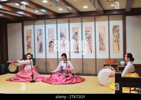 Les femmes costumées jouent des instruments de musique traditionnels au Korea Traditional Culture Experience Center de l'aéroport international d'Incheon, en Corée Banque D'Images