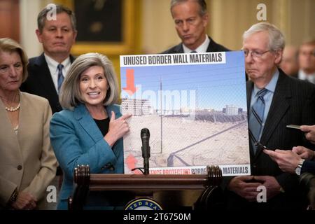 Washington, États-Unis. 08 novembre 2023. Le sénateur américain Joni Ernst (Républicain de l'Iowa) prononce une allocution après le déjeuner politique républicain du Sénat, au Capitole des États-Unis à Washington, DC, États-Unis, mardi 7 novembre, 2023. photo de Rod Lamkey/CNP/ABACAPRESS.COM crédit : Abaca Press/Alamy Live News Banque D'Images