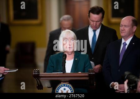 Washington, États-Unis. 08 novembre 2023. La sénatrice des États-Unis Patty Murray (démocrate de Washington) prononce une allocution après le déjeuner politique démocrate du Sénat, au Capitole des États-Unis à Washington, DC, États-Unis, mardi 7 novembre, 2023. photo de Rod Lamkey/CNP/ABACAPRESS.COM crédit : Abaca Press/Alamy Live News Banque D'Images