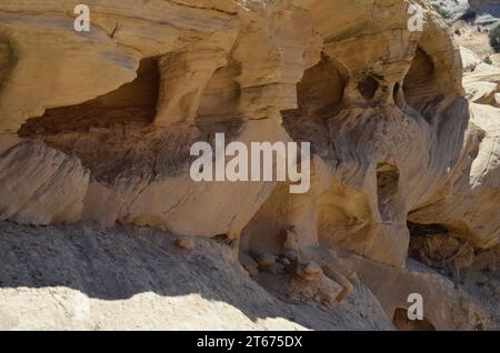 Les parois rocheuses escarpées d'un canyon de l'Utah montrent les effets des intempéries alors que les poches, les trous et les petites grottes s'érodent en grès dans la région des four Corners. Banque D'Images