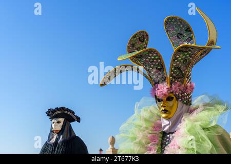 Venise, Italie - 28 février 2022 : groupe vêtu de costumes traditionnels, dans le front de mer de Riva degli Schiavoni, partie du carnaval du masque de Venise, Vénétie Banque D'Images