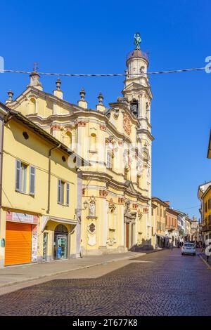 Crema, Italie - 27 février 2022 : vue de l'église Chiesa della Santissima Trinita, avec des habitants et des visiteurs, à Crema, Lombardie, Italie du Nord Banque D'Images