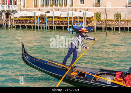 Venise, Italie - 28 février 2022 : vue du grand canal avec gondoles, gondoliers, et autres personnes, à Venise, Vénétie, Italie du Nord Banque D'Images