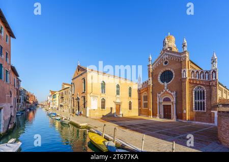 Venise, Italie - 28 février 2022 : vue de l'église de Madonna dellOrto, avec des habitants et des visiteurs, à Venise, Vénétie, Italie du Nord Banque D'Images